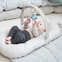 Cozy lounger m/aktivitetsbue - Raffi - Sand