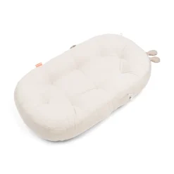 Cozy lounger m/aktivitetsbue - Raffi - Sand