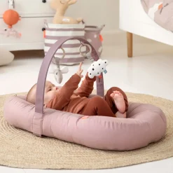 Cozy lounger m/aktivitetsbue - Raffi - Sand